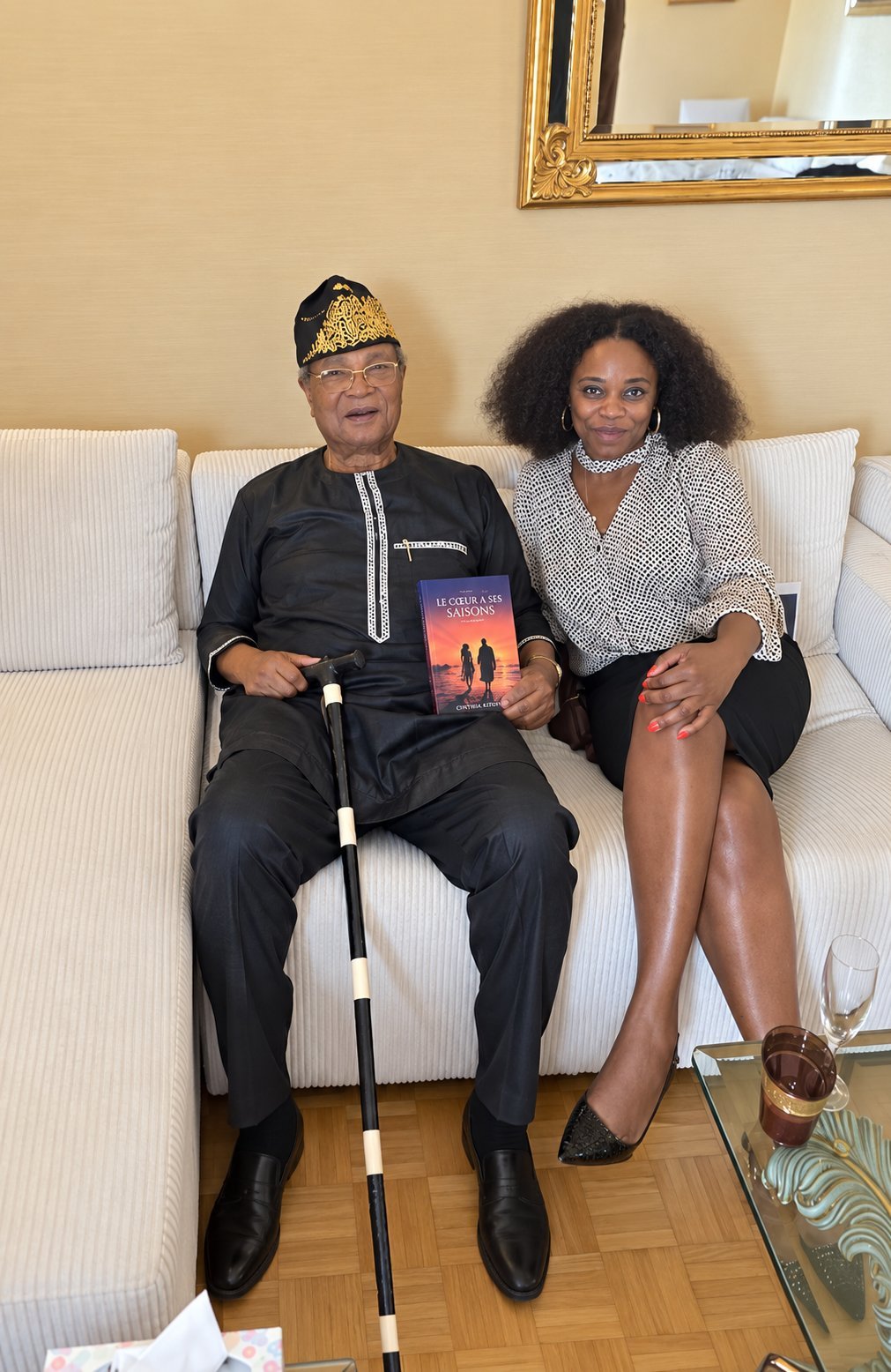 Daisy Kitoyi aux côtés du président Nicéphore Soglo, qui tient le roman « Le Cœur a ses Saisons »
